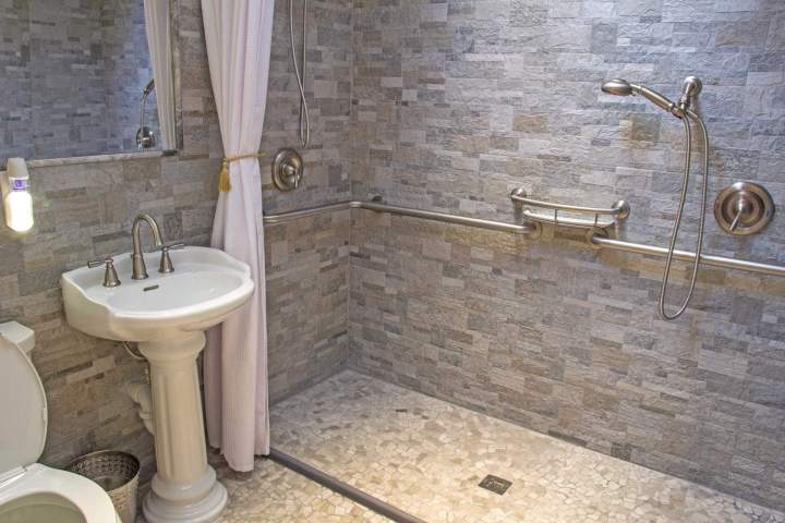 Installation dune douche sécurisée et accessible pour les personnes à mobilité réduite, offrant autonomie et confort dans la salle de bain à Saint Chely dApcher