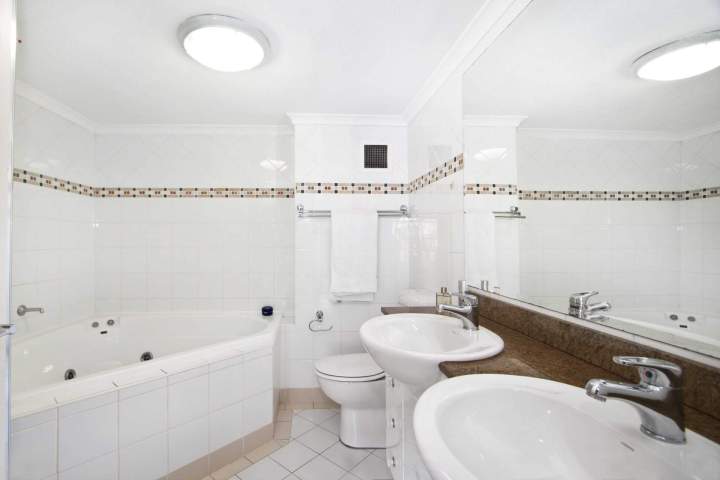 Installation professionnelle dune baignoire balnéo, transformant votre salle de bain en un espace de relaxation et de bien être à Val dArcomy